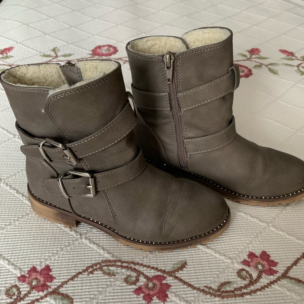 Girls buckle boots